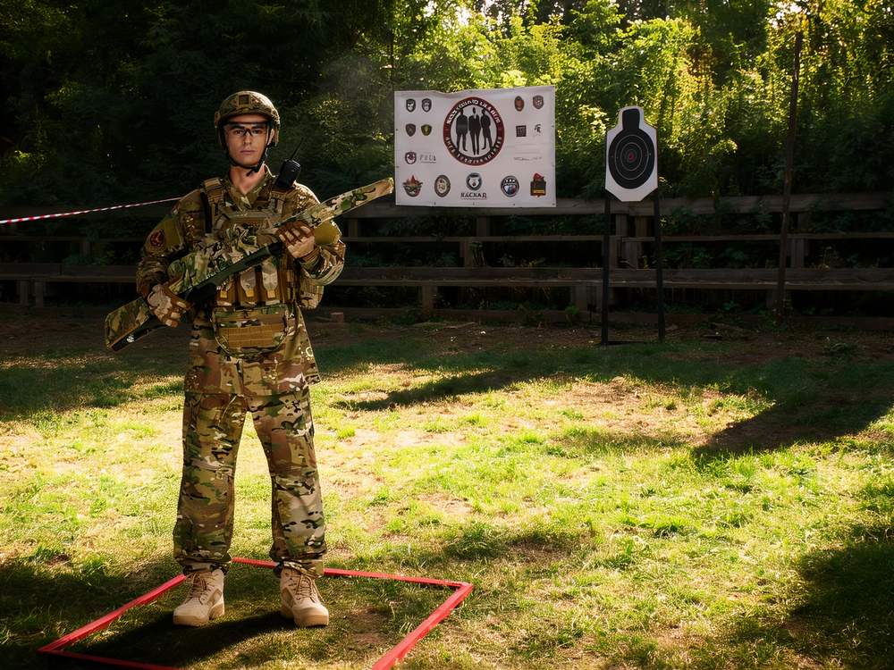 A man wearing a TUXAPO tactical vest for shooting